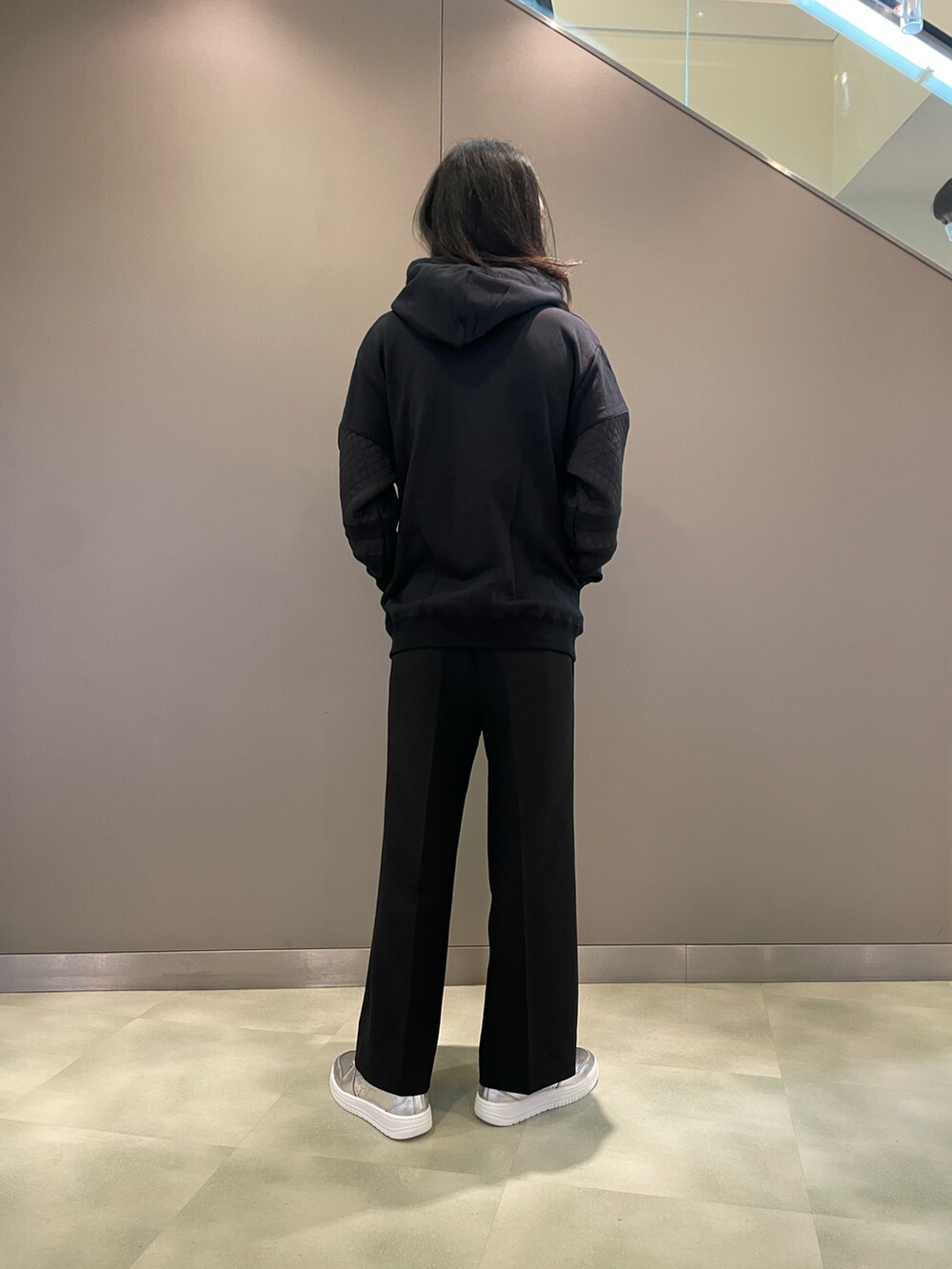 「パーカー、ワンポイント、キラキラ、ブラック、ワントーンコーデ、オトナカジュアル、ラフコーデ、ootd、ラッドミュージシャン、スラックス、2STAR、スニーカーコーデ、おしゃれさんと繋がりたい、秋冬コーデ、シンプルコーデ」｜「roargunsのアイテム（パーカー、ブラック系）」を使った、おかださん（メンズ・176cm）の夏コーディネートの2枚目の写真