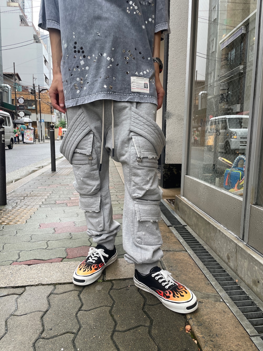 グレー系のTシャツ/カットソー、グレー系のスウェットパンツ、ブラック系のスニーカーを着用したメンズの夏コーディネートの5枚目の写真