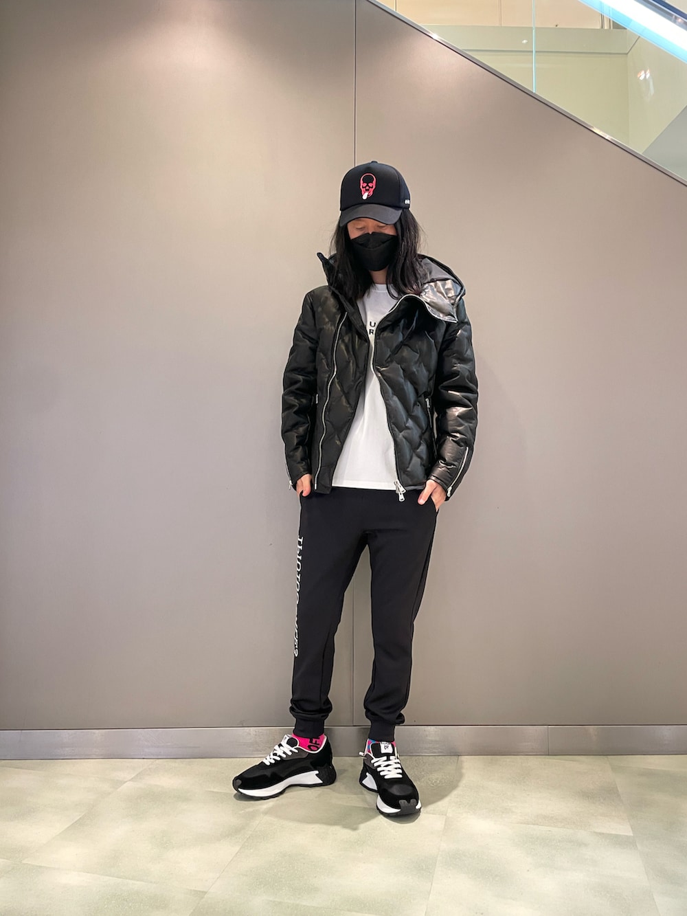 「ルシアンペラフィネ、キャップ、ISAMU KATAYAMA BACKLASH、レザーダウン、muta、ダウンジャケット、レザー、1PIU1UGUALE3、スウェットパンツ、DSQUARED2、スニーカーコーデ、オトナカジュアル、秋冬、秋冬コーデ、ブラックコーデ」｜「ROYAL FLASHのアイテム（パンツ、ブラック系）」を使った、おかださん（メンズ・176cm）の夏コーディネートの2枚目の写真