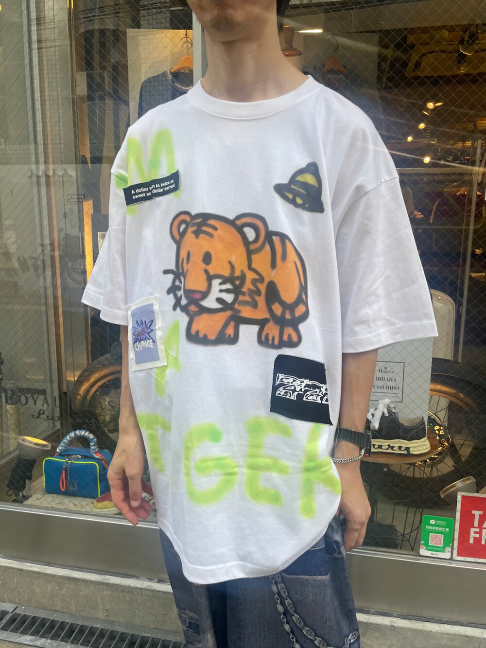 ホワイト系のTシャツ/カットソー、ブルー系のパンツ、ブラック系のスニーカーを着用したメンズの夏コーディネートの4枚目の写真