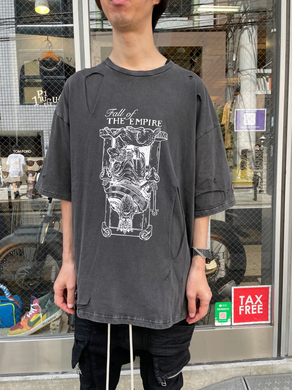 ブラック系のTシャツ/カットソー、ブラック系のカーゴパンツ、ブラック系のスニーカーを着用したメンズの夏コーディネートの4枚目の写真