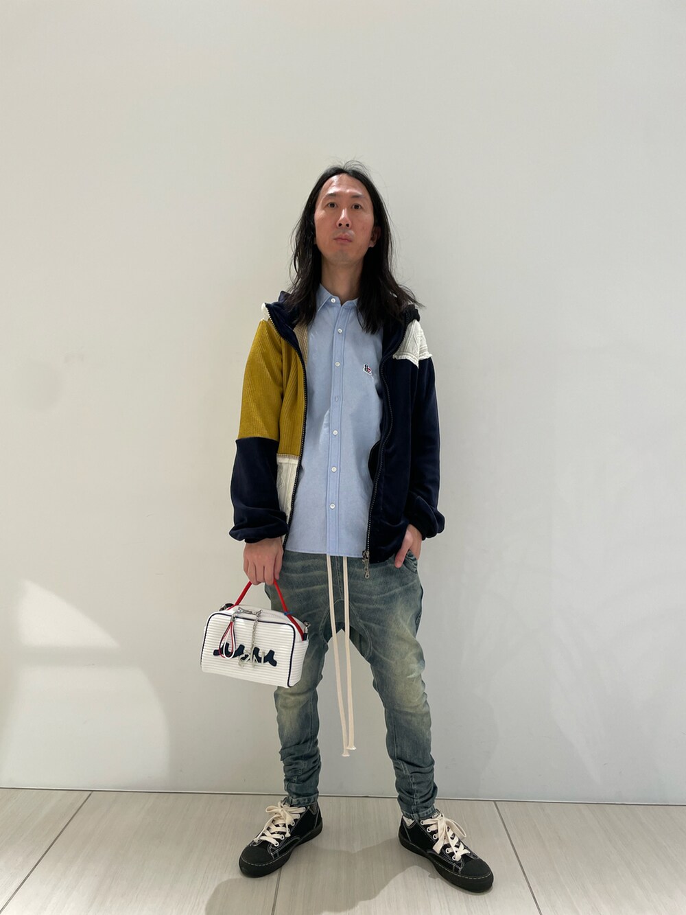 ホワイト系のパーカー、その他のシャツ/ブラウス、ホワイト系のバッグを着用したメンズの冬コーディネートの3枚目の写真