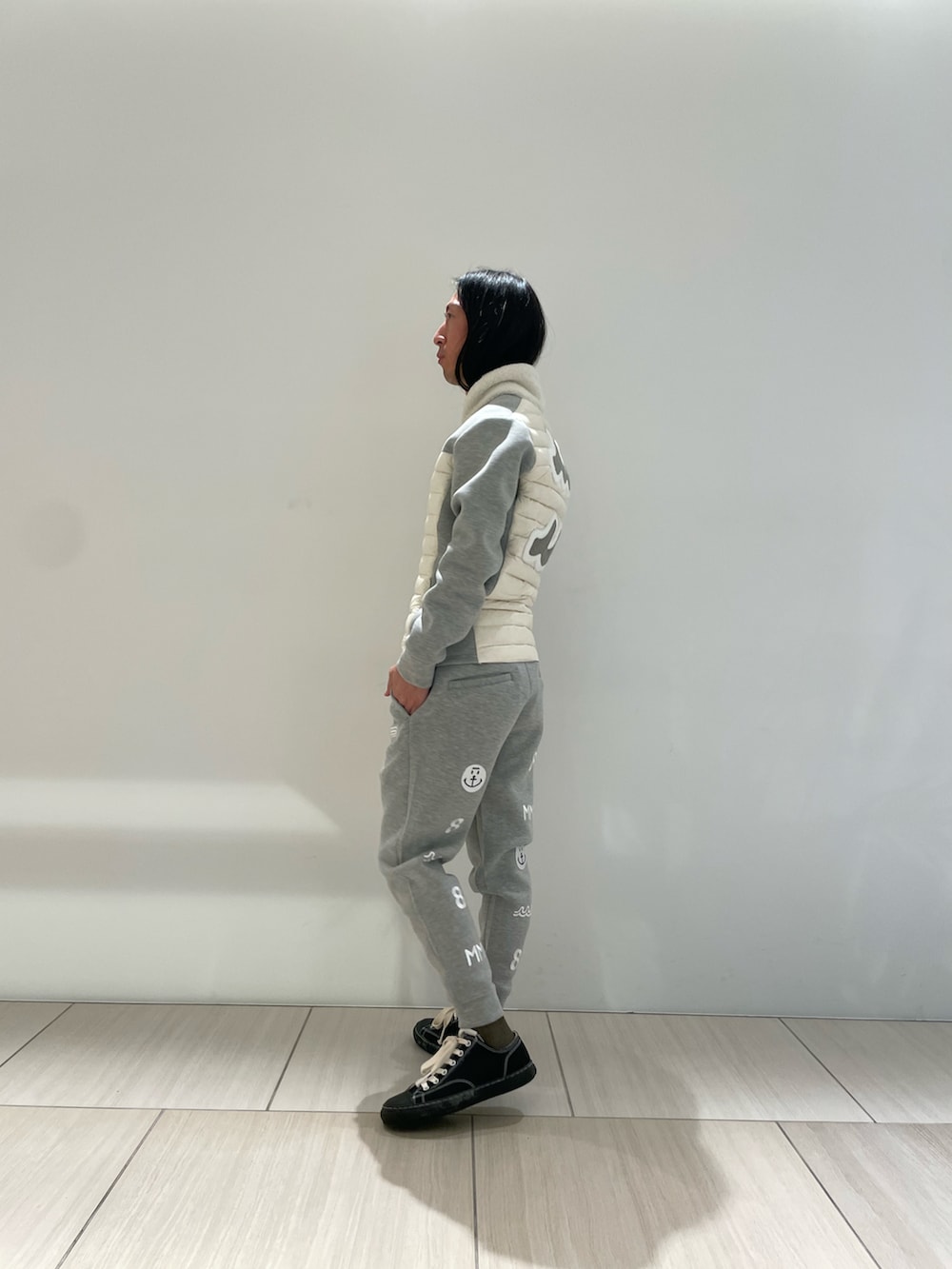 グレー系のその他パンツ、グレー系のブルゾン、ホワイト系のバッグを着用したメンズの秋コーディネートの2枚目の写真