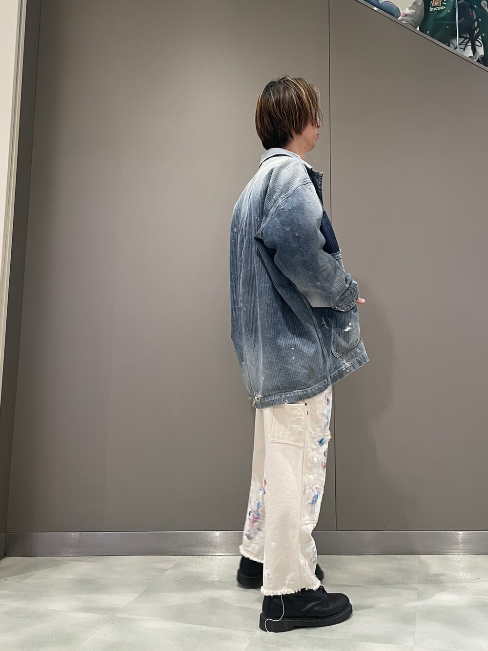 ブルー系のジャケット/アウター、ブルー系のポロシャツ、ホワイト系のパンツを着用したメンズの春コーディネートの2枚目の写真