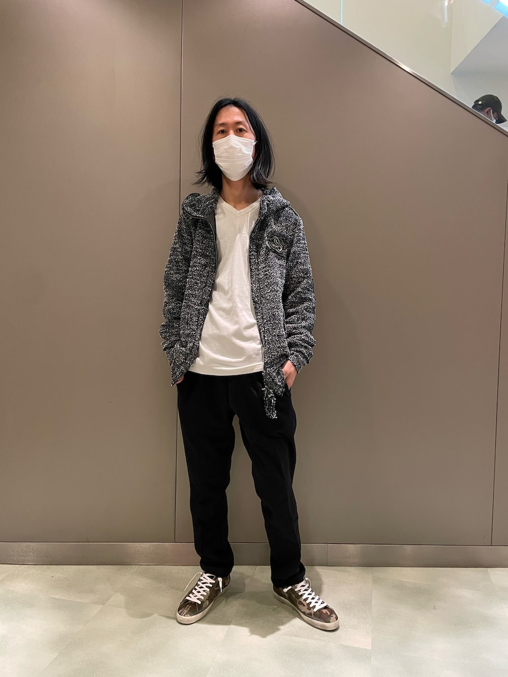 ホワイト系のTシャツ/カットソー、ブラック系のジャケット/アウター、グレー系のその他パンツを着用したメンズの冬コーディネートの2枚目の写真