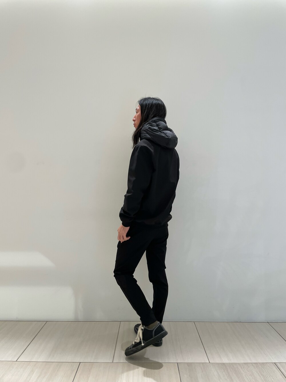 ブラック系のジャケット/アウター、ブラック系のその他パンツ、ブラック系のスニーカーを着用したメンズの秋コーディネートの2枚目の写真