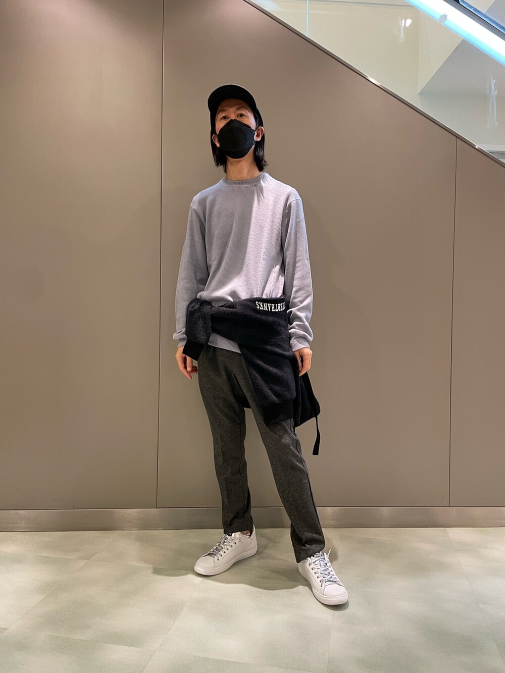 パープル系のニット/セーター、ホワイト系のパーカー、ホワイト系のスニーカーを着用したメンズの秋コーディネートの3枚目の写真