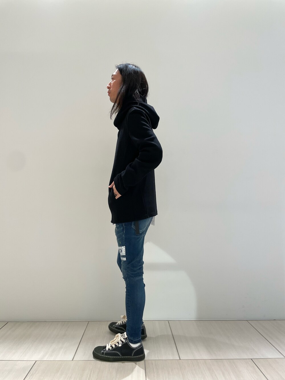 ブラック系のブルゾン、その他のデニムパンツ、ブラック系のスニーカーを着用したメンズの秋コーディネートの4枚目の写真