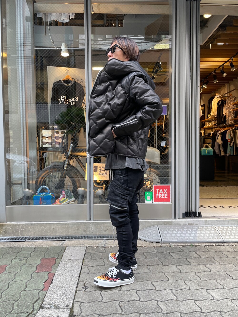 ブラック系のTシャツ/カットソー、ブラック系のジャケット/アウター、ブラック系のカーゴパンツを着用したメンズの夏コーディネートの4枚目の写真