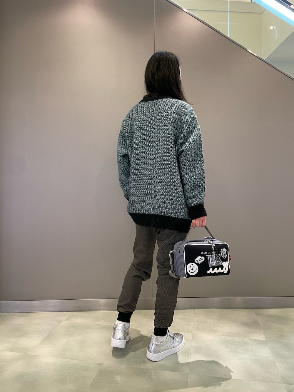 ブラック系のカーディガン/ボレロ、ブラック系のバッグ、その他のパンツを着用したメンズの夏コーディネートの2枚目の写真