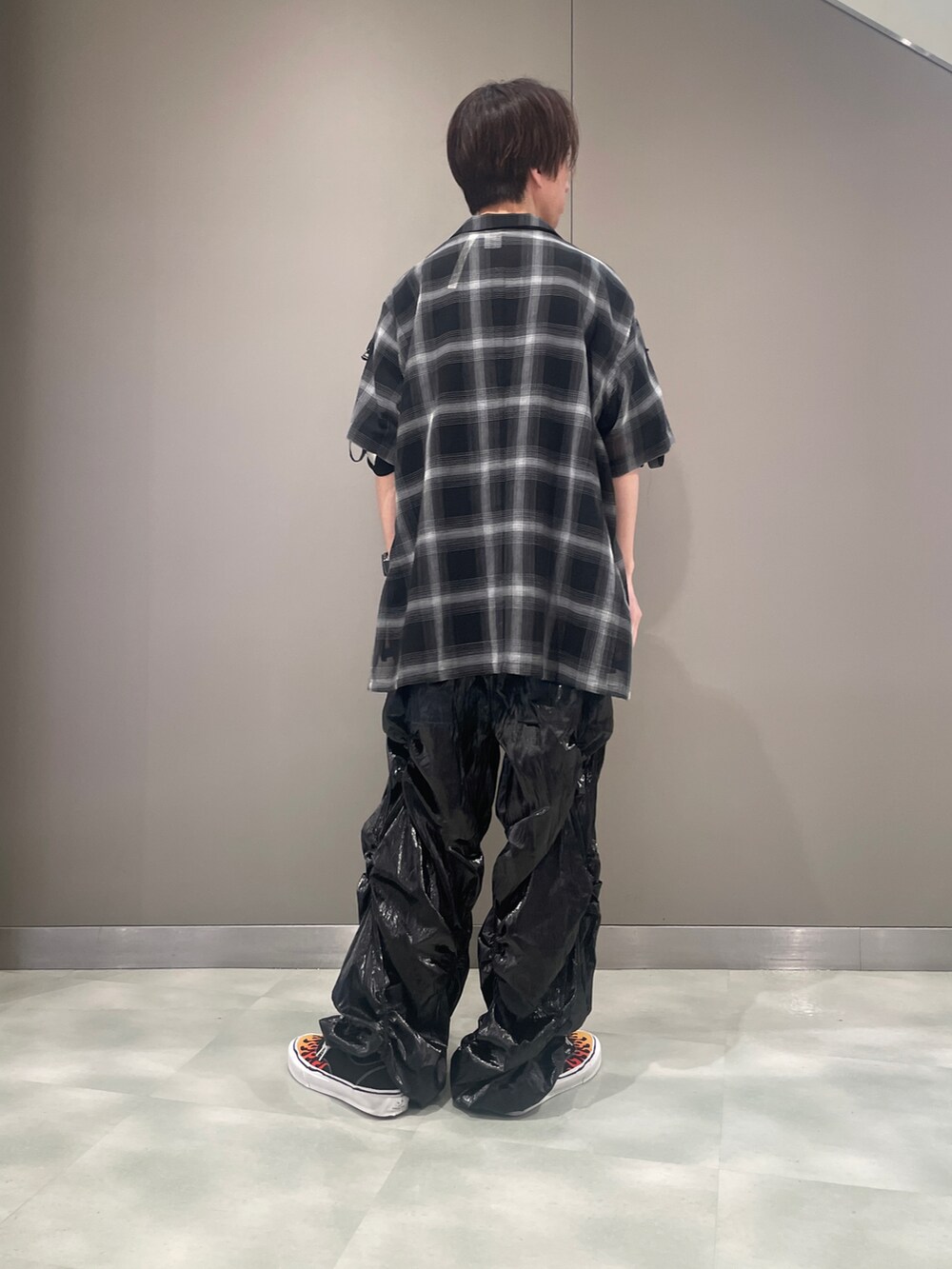 ブラック系のシャツ/ブラウス、ブラック系のTシャツ/カットソー、ブラック系のパンツを着用したメンズの夏コーディネートの3枚目の写真