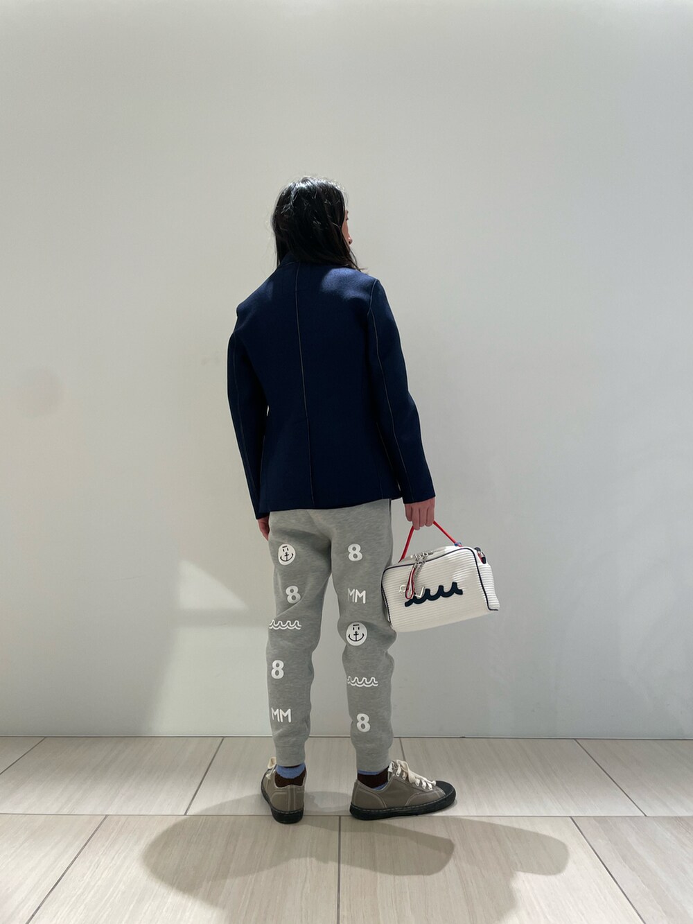 ブルー系のその他アウター、ブラウン系のTシャツ/カットソー、ホワイト系のバッグを着用したメンズの秋コーディネートの2枚目の写真