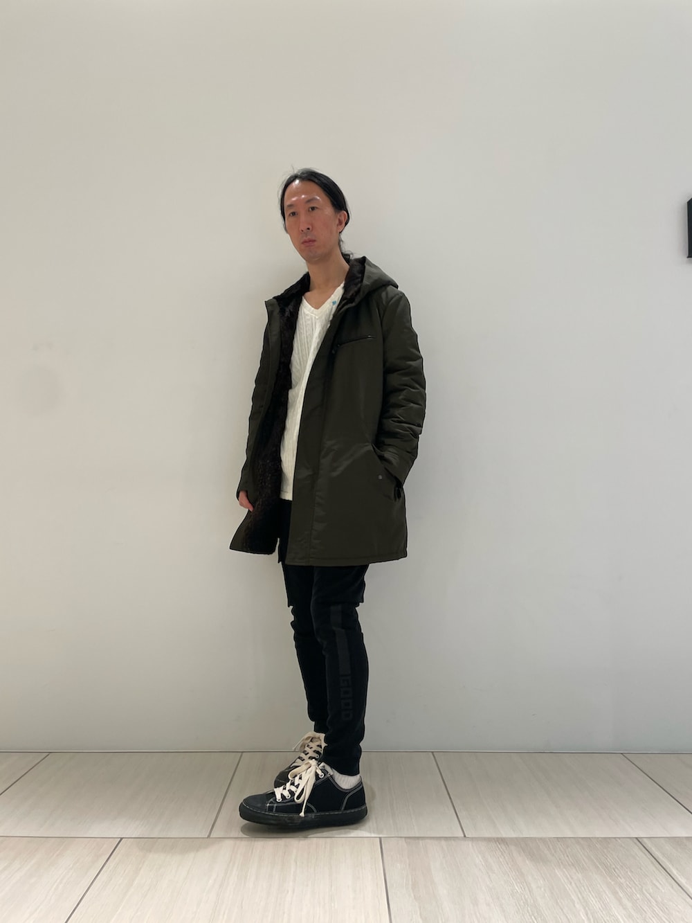 グリーン系のジャケット/アウター、グレー系のTシャツ/カットソー、ブラック系のパンツを着用したメンズの秋コーディネートの2枚目の写真