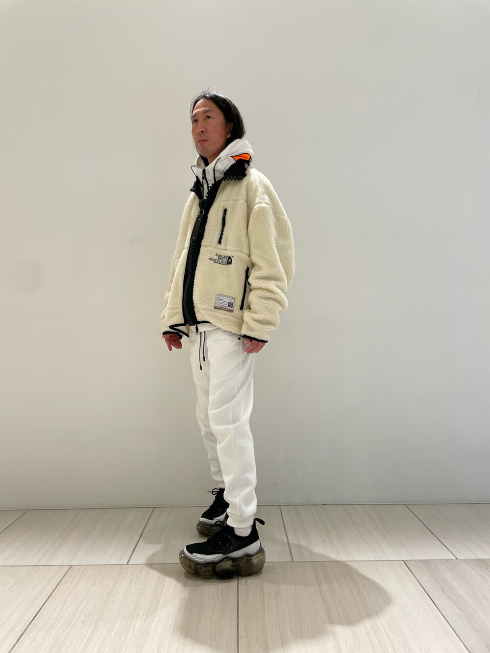 ホワイト系のブルゾン、ホワイト系のパーカー、ホワイト系のスウェットパンツを着用したメンズの秋コーディネートの2枚目の写真