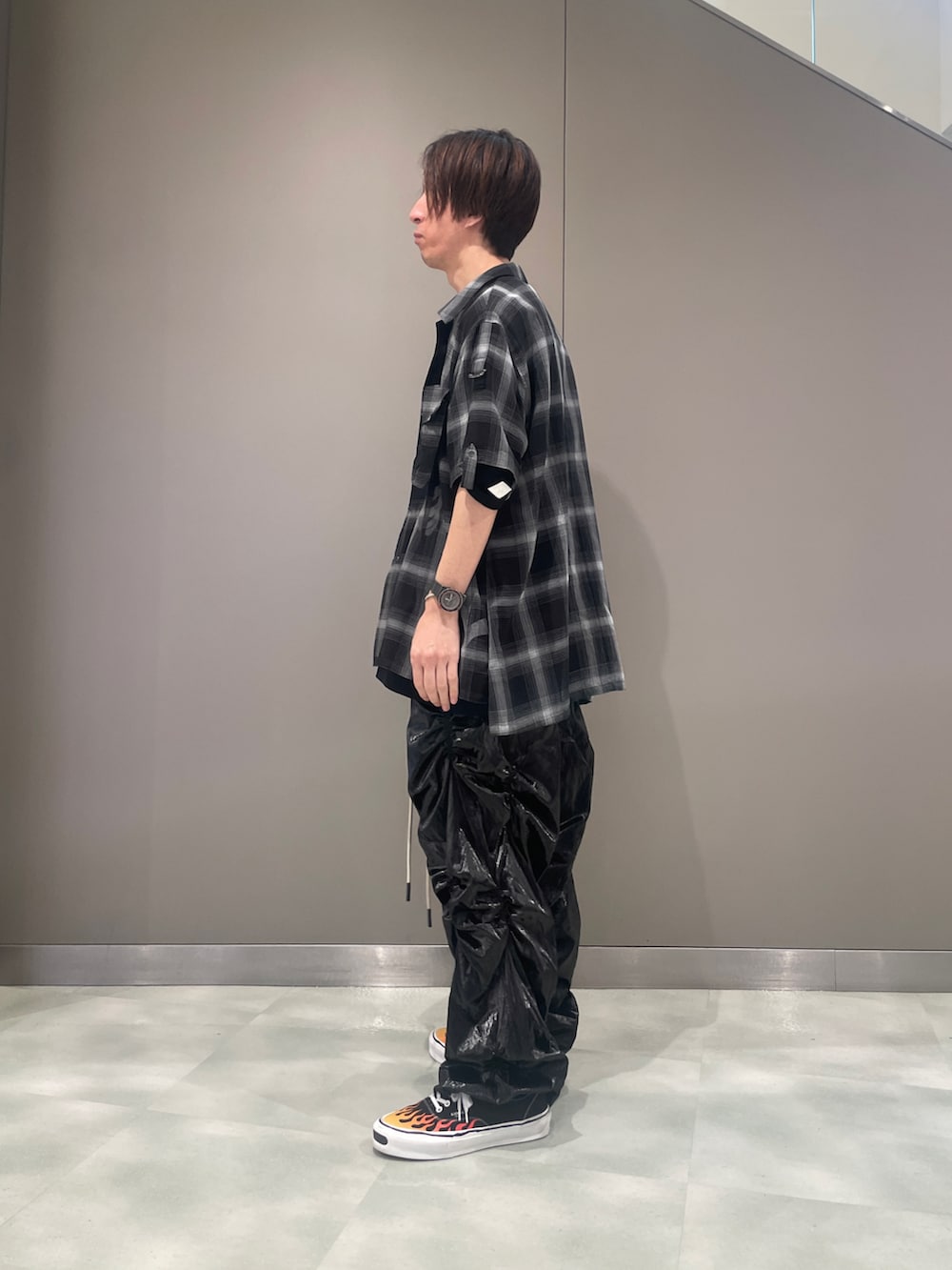 ブラック系のシャツ/ブラウス、ブラック系のTシャツ/カットソー、ブラック系のパンツを着用したメンズの夏コーディネートの2枚目の写真