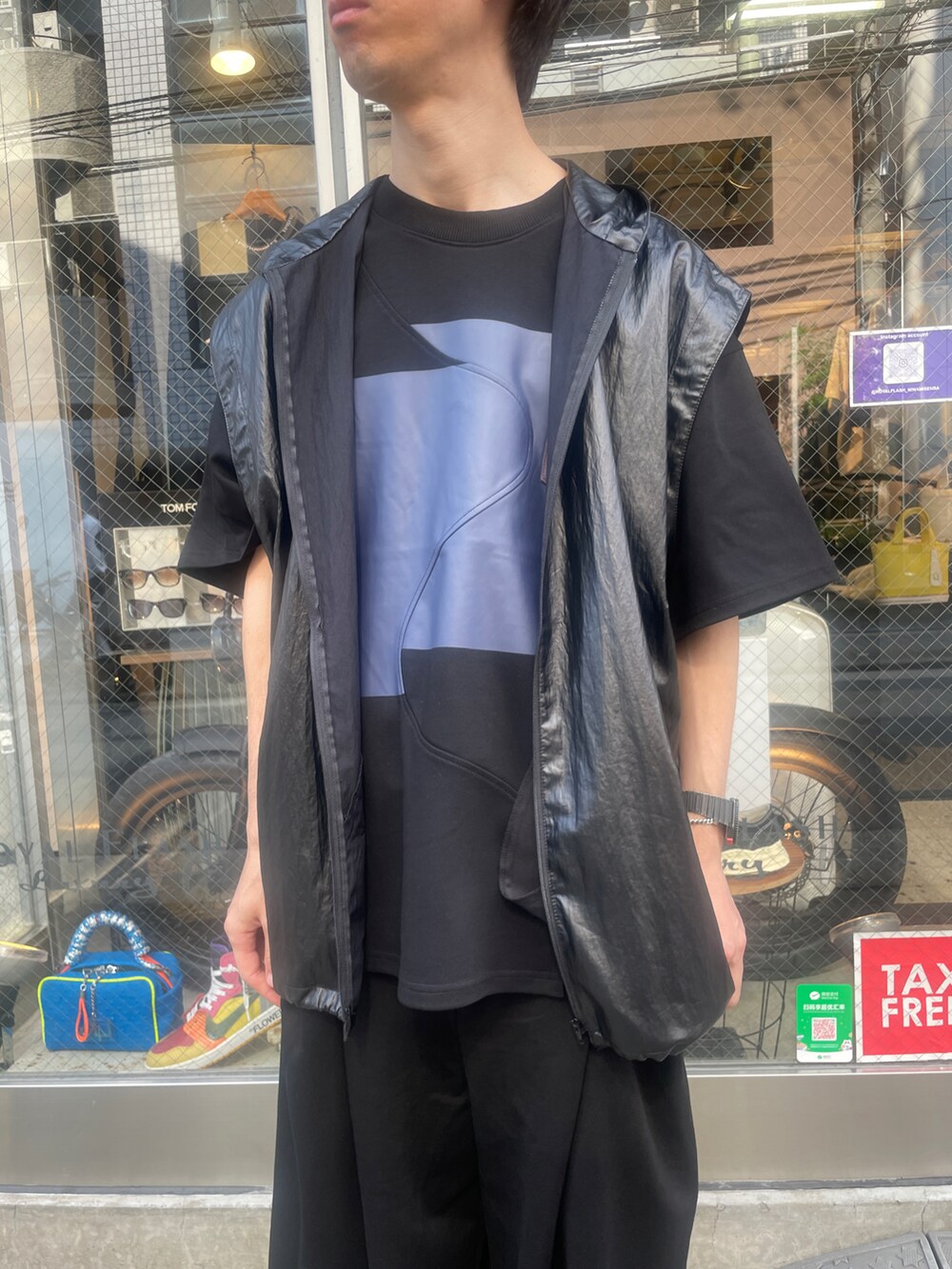 ブラック系のTシャツ/カットソー、ブラック系のベスト、ブラック系のパンツを着用したメンズの夏コーディネートの4枚目の写真