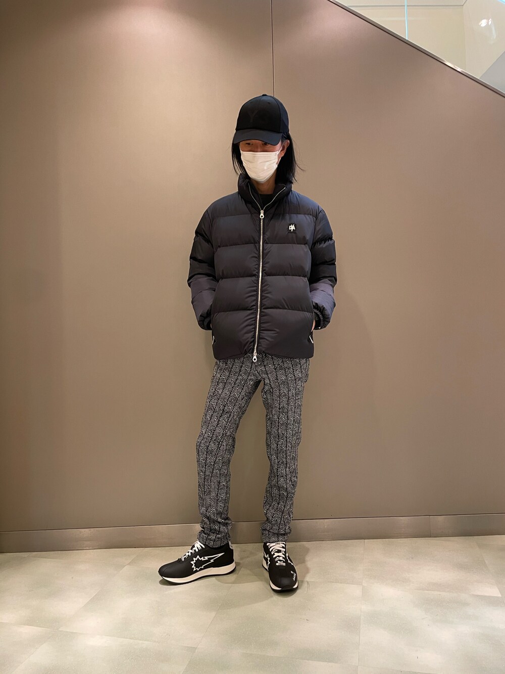 ブラック系のダウンジャケット/コート、ブラック系のスニーカー、ブラック系のパンツを着用したメンズの冬コーディネートの2枚目の写真