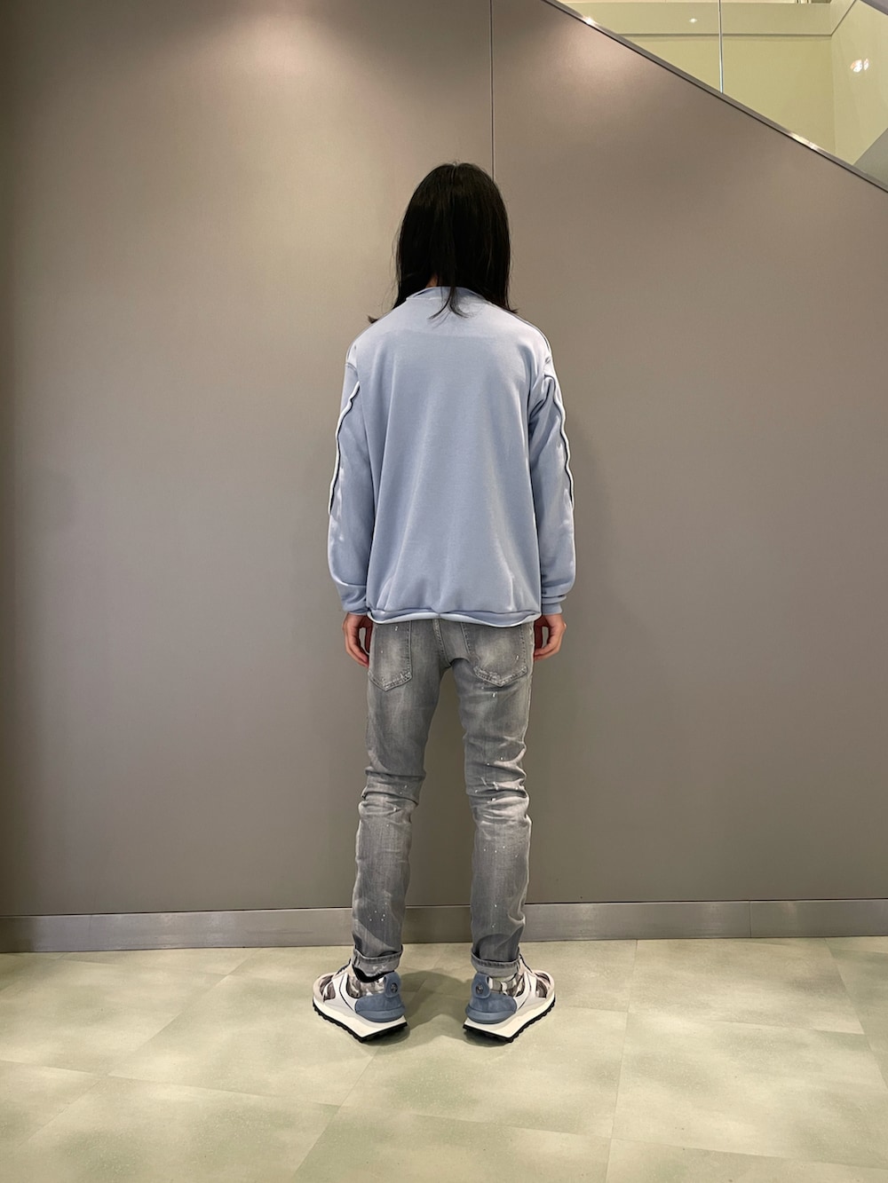 ブルー系のTシャツ/カットソー、グレー系のデニムパンツ、グレー系のスニーカーを着用したメンズの秋コーディネートの2枚目の写真