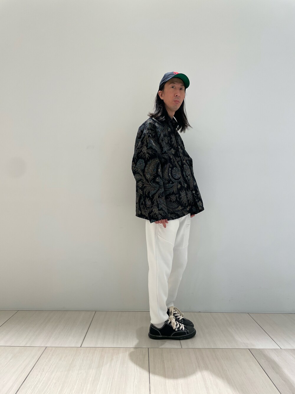 ブラック系のシャツ/ブラウス、ホワイト系のスウェットパンツ、ブラック系のスニーカーを着用したメンズの秋コーディネートの3枚目の写真