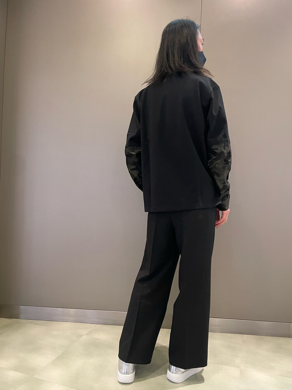 ブラック系のTシャツ/カットソー、シルバー系のスニーカー、ブラック系のパンツを着用したメンズの夏コーディネートの2枚目の写真