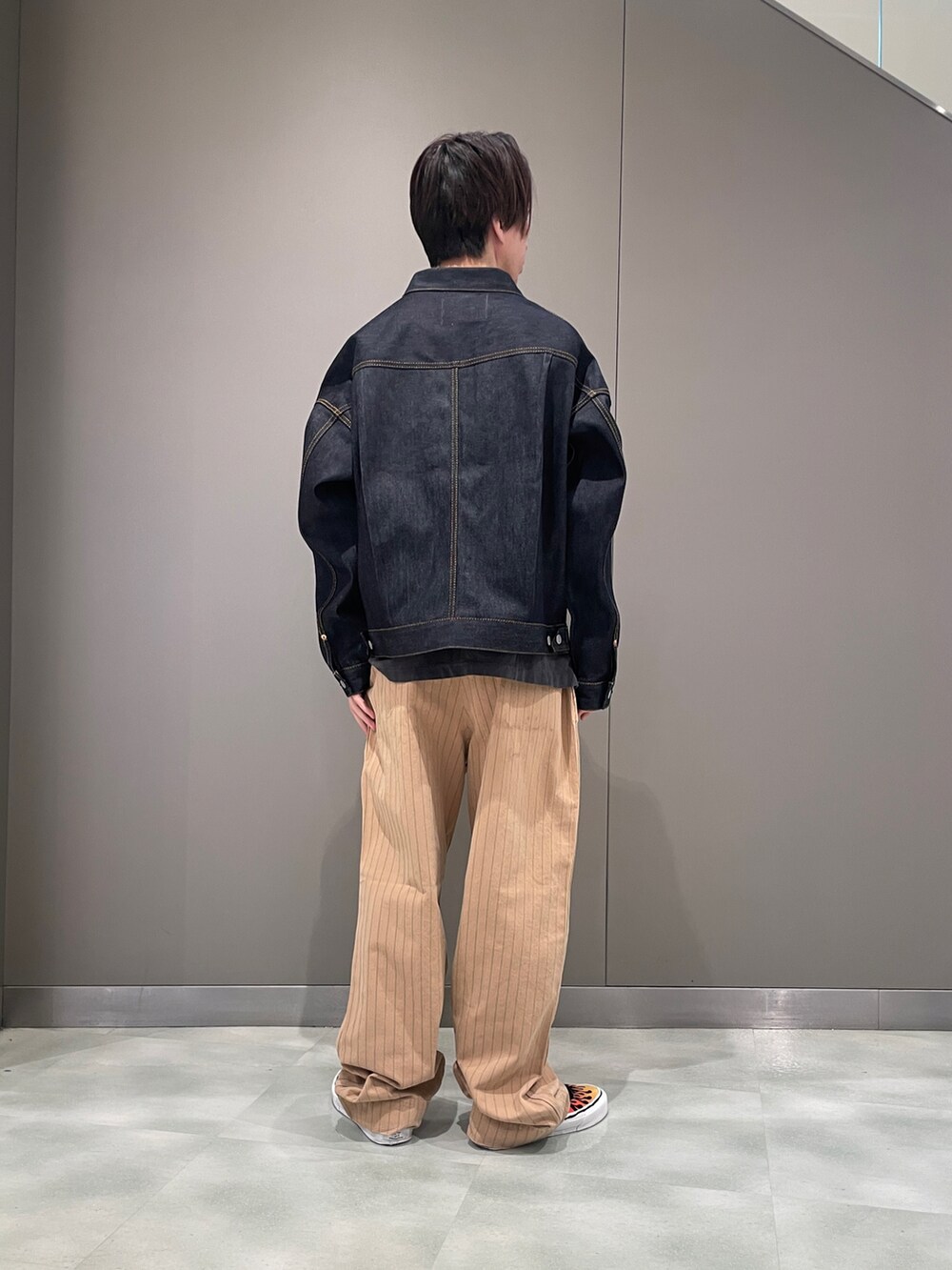 ブラック系のTシャツ/カットソー、ブルー系のその他アウター、ベージュ系のパンツを着用したメンズの夏コーディネートの2枚目の写真