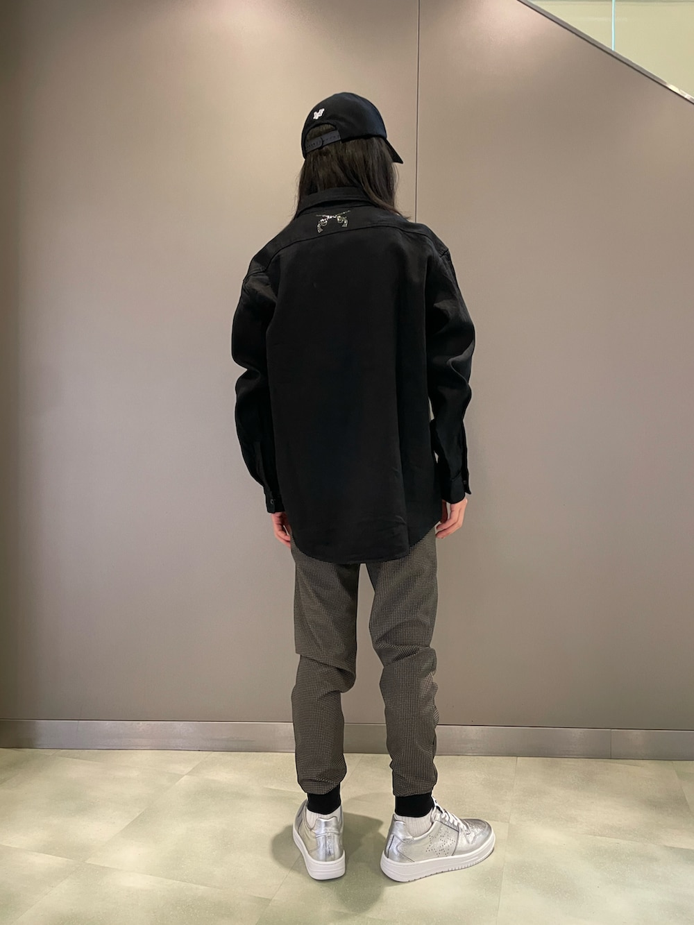 「大人コーデ、ルシアンペラフィネ、キャップコーデ、roarguns、シャツスタイル、pmds、P.M.D.S.、Safari、千鳥格子、ストレッチパンツ、2STAR、シルバーシューズ、秋のコーデ、ブラックコーデ、柄パンツ」｜「roargunsのアイテム（トップス、ブラック系）」を使った、おかださん（メンズ・176cm）の夏コーディネートの2枚目の写真