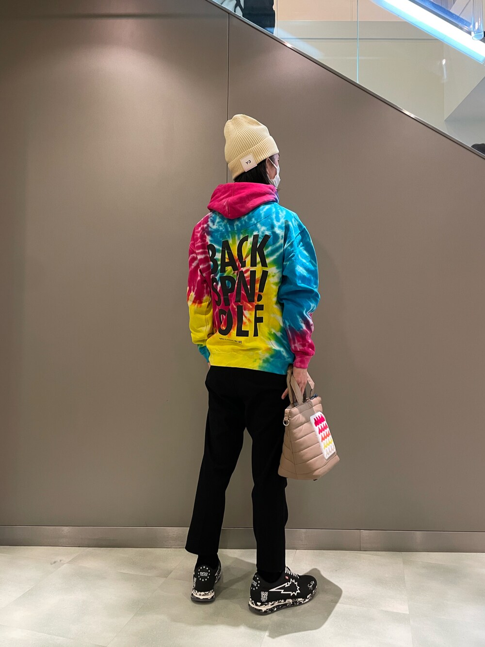 その他のパーカー、ベージュ系のトートバッグ、ブラック系のスニーカーを着用したメンズの冬コーディネートの2枚目の写真