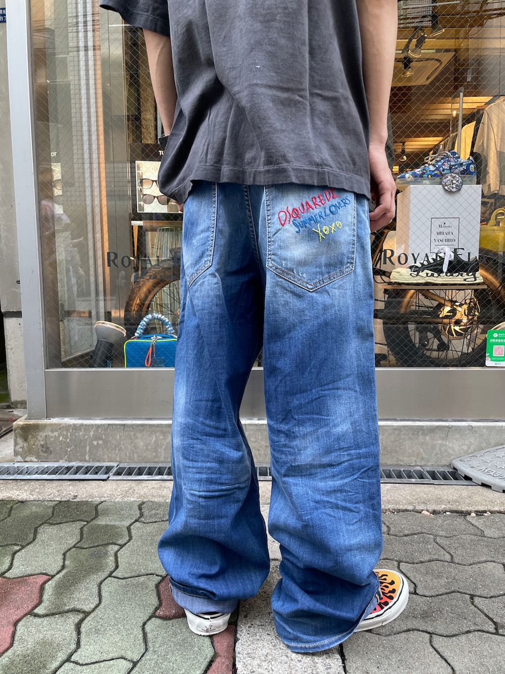 ブラック系のTシャツ/カットソー、ブルー系のデニムパンツ、ブラック系のスニーカーを着用したメンズの夏コーディネートの5枚目の写真