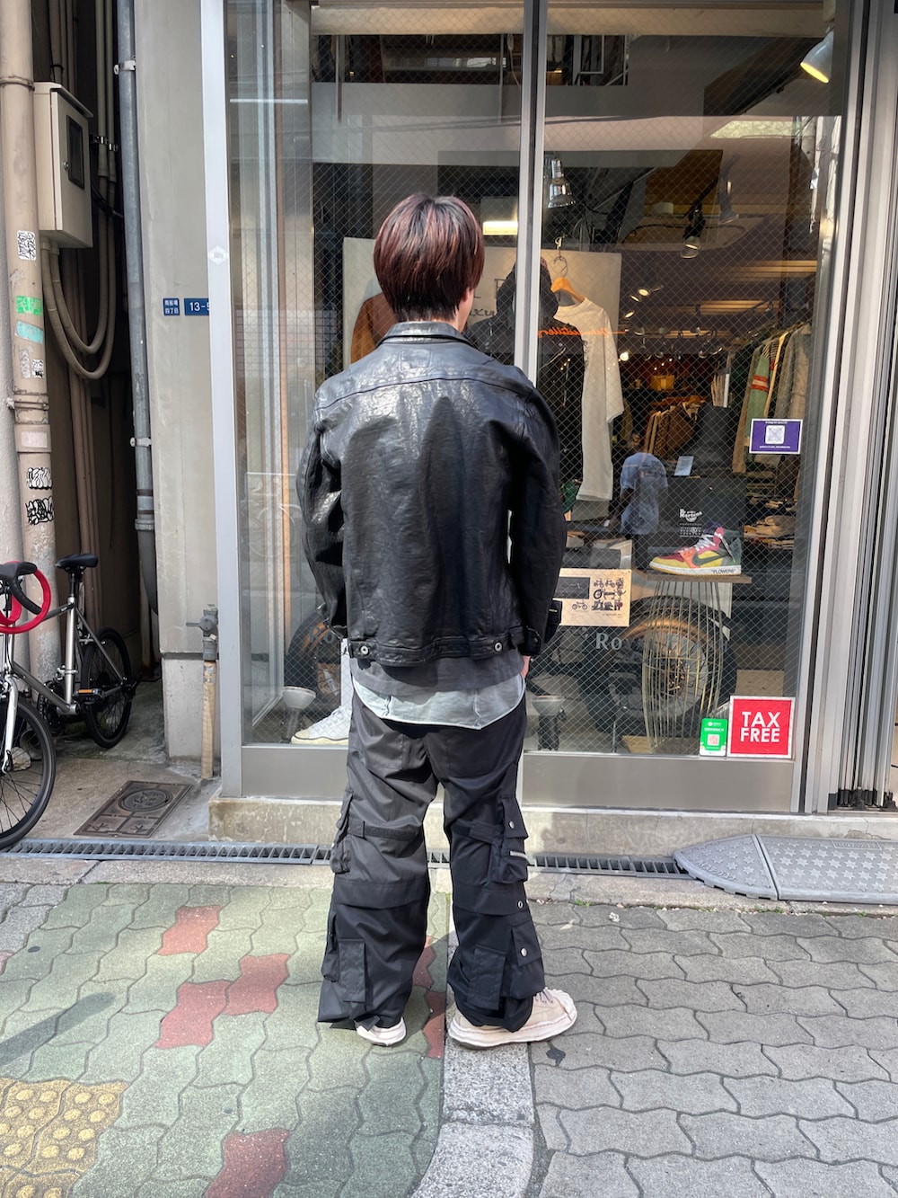 ブラック系のジャケット/アウター、ブラック系のTシャツ/カットソー、ブラック系のカーゴパンツを着用したメンズの春コーディネートの3枚目の写真