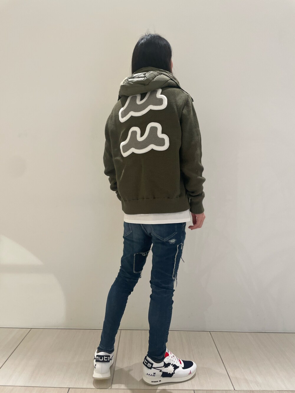 ホワイト系のTシャツ/カットソー、ブラック系のブルゾン、その他のデニムパンツを着用したメンズの冬コーディネートの2枚目の写真