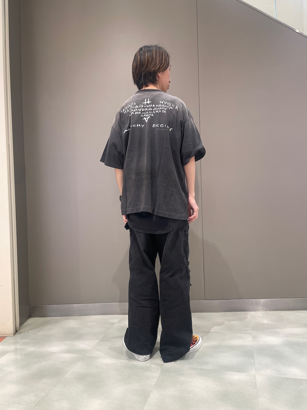 ブラック系のその他パンツ、ブラック系のスニーカー、ブラック系のTシャツ/カットソーを着用したメンズの春コーディネートの3枚目の写真