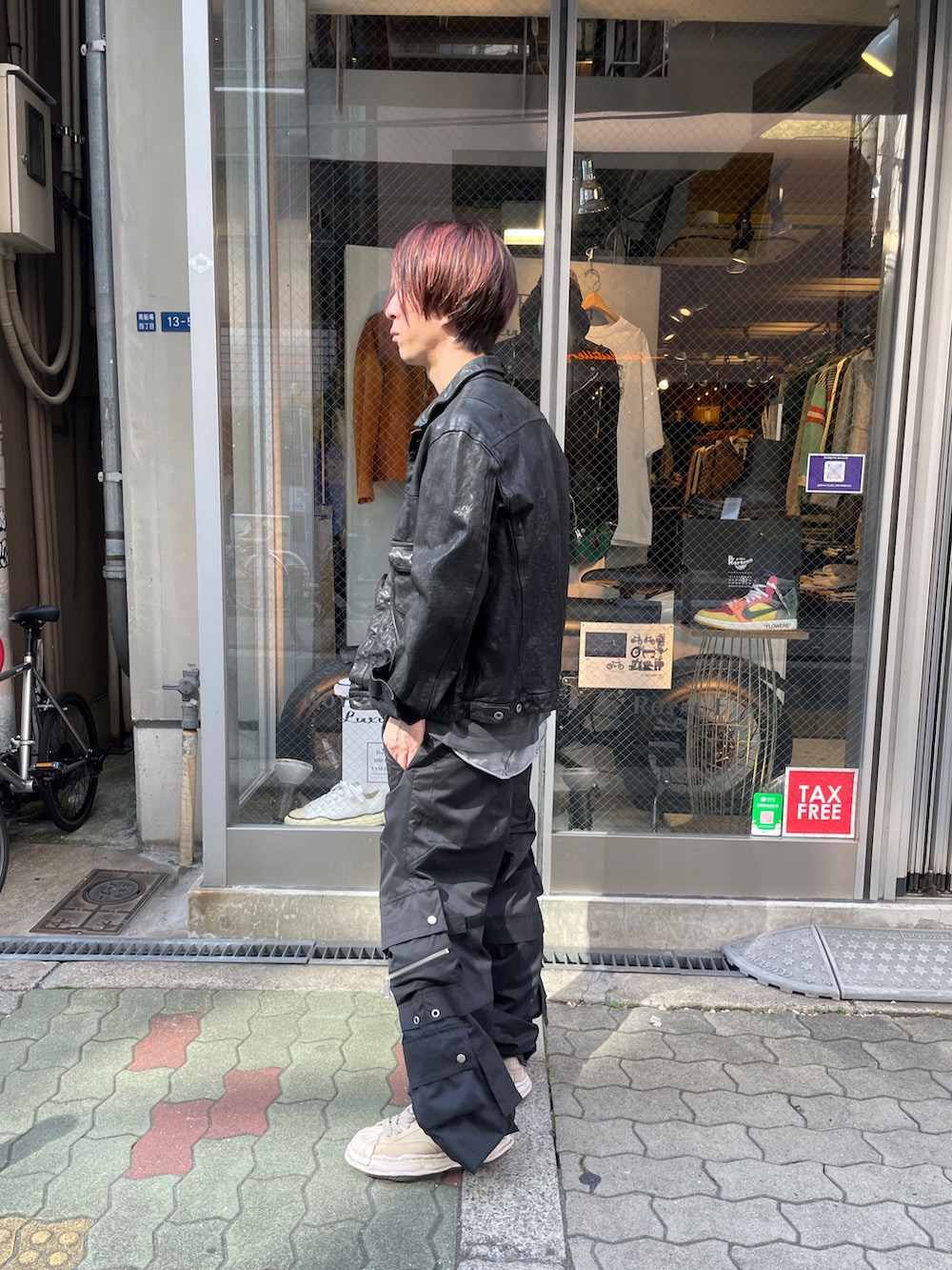 ブラック系のジャケット/アウター、ブラック系のTシャツ/カットソー、ブラック系のカーゴパンツを着用したメンズの春コーディネートの2枚目の写真