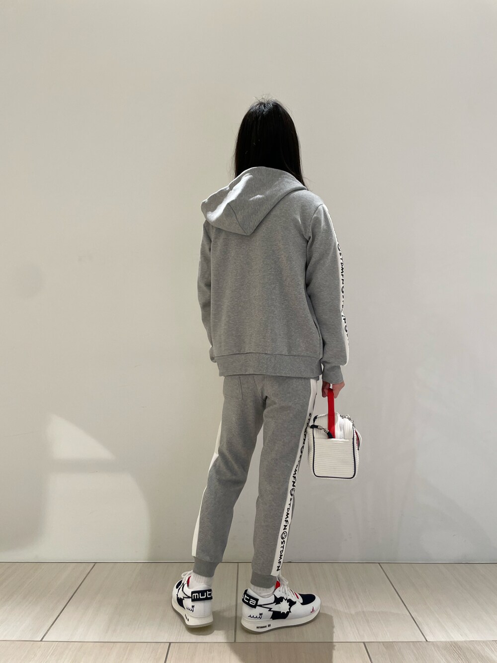 ブラック系のニット/セーター、ブラック系のパーカー、ブラック系のその他パンツを着用したメンズの冬コーディネートの2枚目の写真