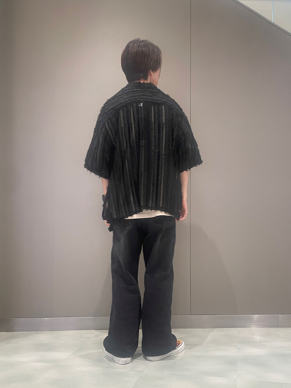 ブラック系のシャツ/ブラウス、ホワイト系のTシャツ/カットソー、ブラック系のその他パンツを着用したメンズの夏コーディネートの3枚目の写真