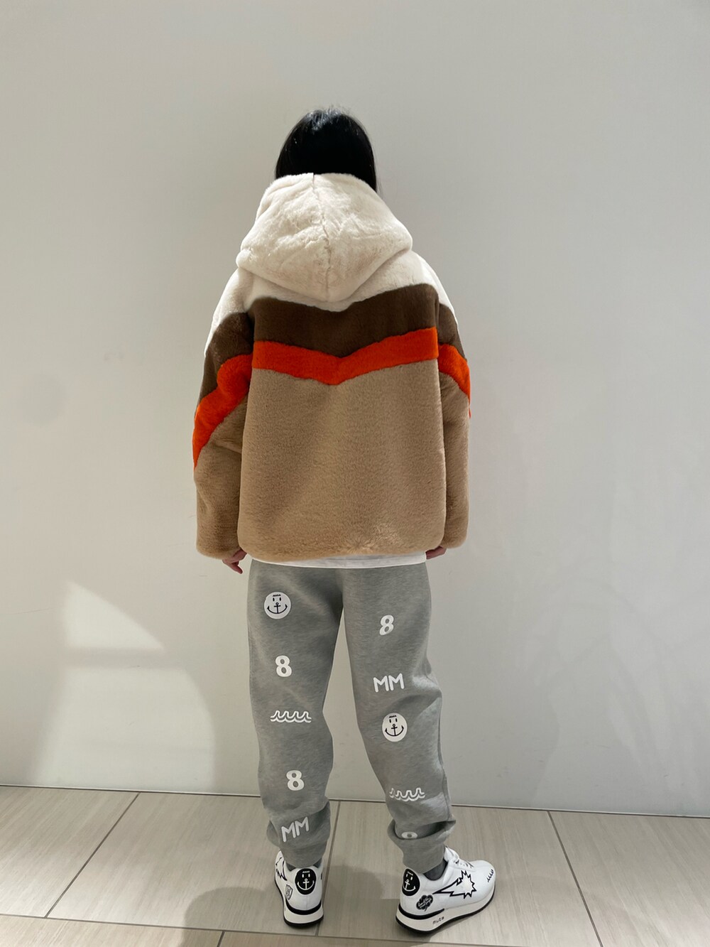 ベージュ系のジャケット/アウター、ホワイト系のTシャツ/カットソー、グレー系のその他パンツを着用したメンズの冬コーディネートの2枚目の写真