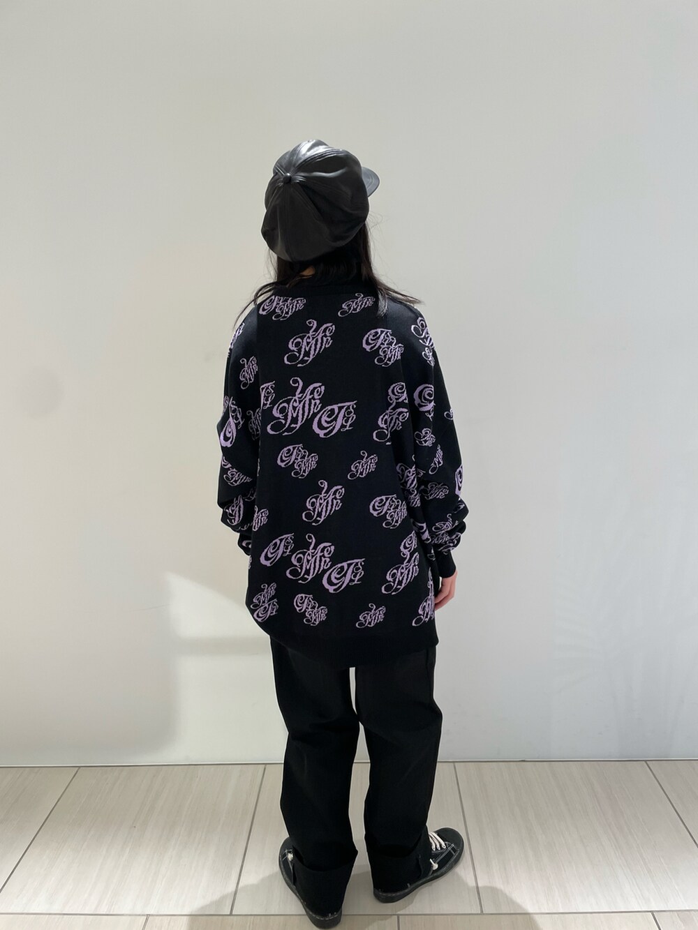 ブラック系のトップス、ブラック系のパンツ、ブラック系のスニーカーを着用したメンズの冬コーディネートの3枚目の写真