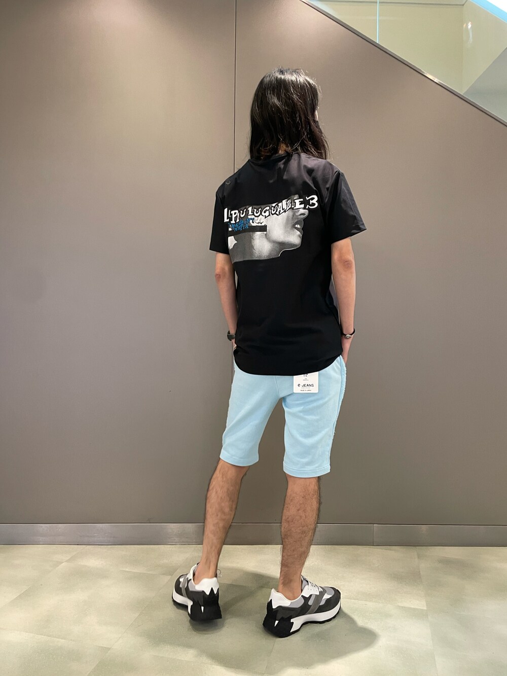 ブルー系のその他パンツ、グレー系のスニーカー、ブラック系のTシャツ/カットソーを着用したメンズの夏コーディネートの2枚目の写真