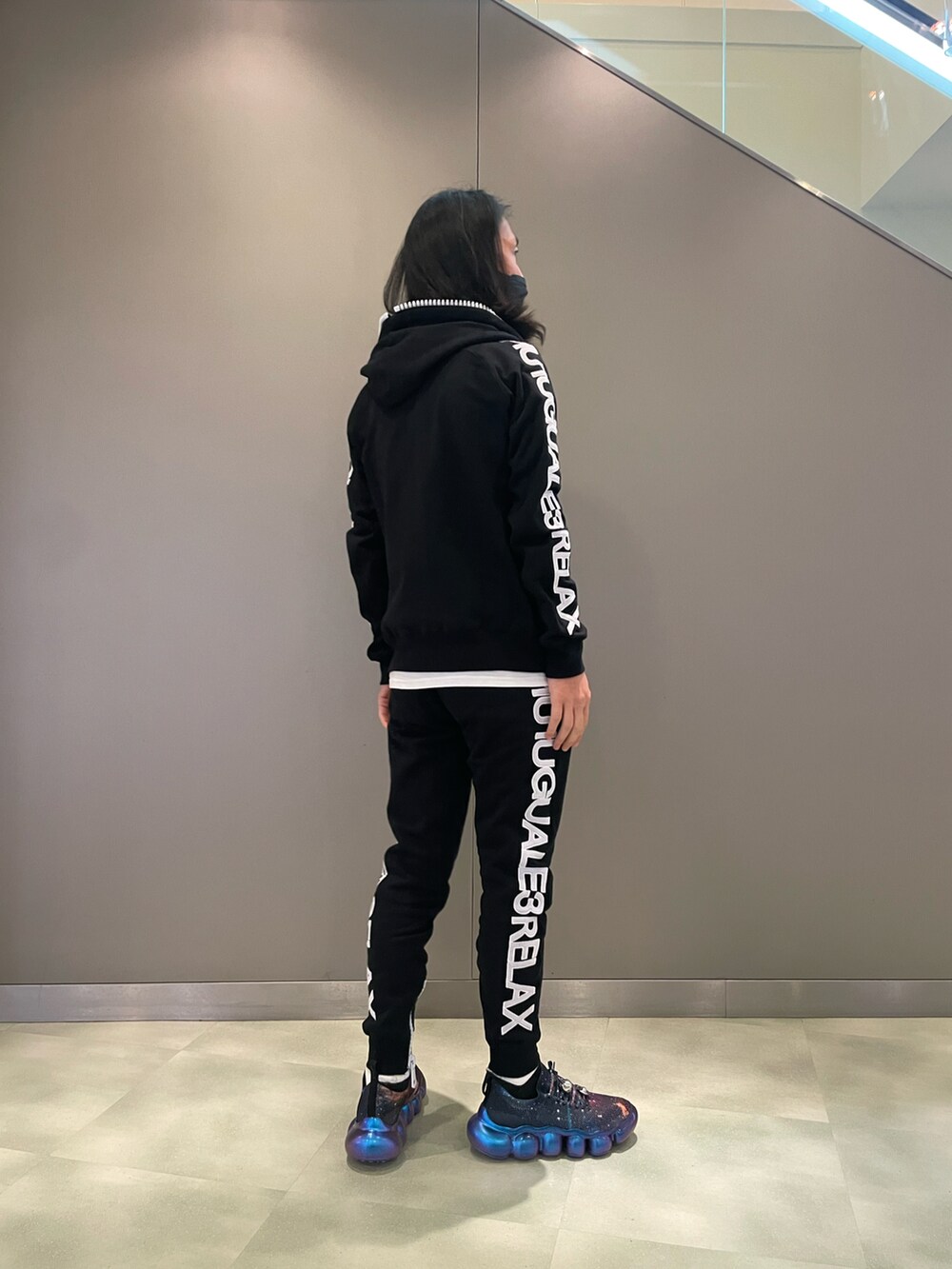 ブラック系のパーカー、ホワイト系のTシャツ/カットソー、ブラック系のスウェットパンツを着用したメンズの夏コーディネートの4枚目の写真