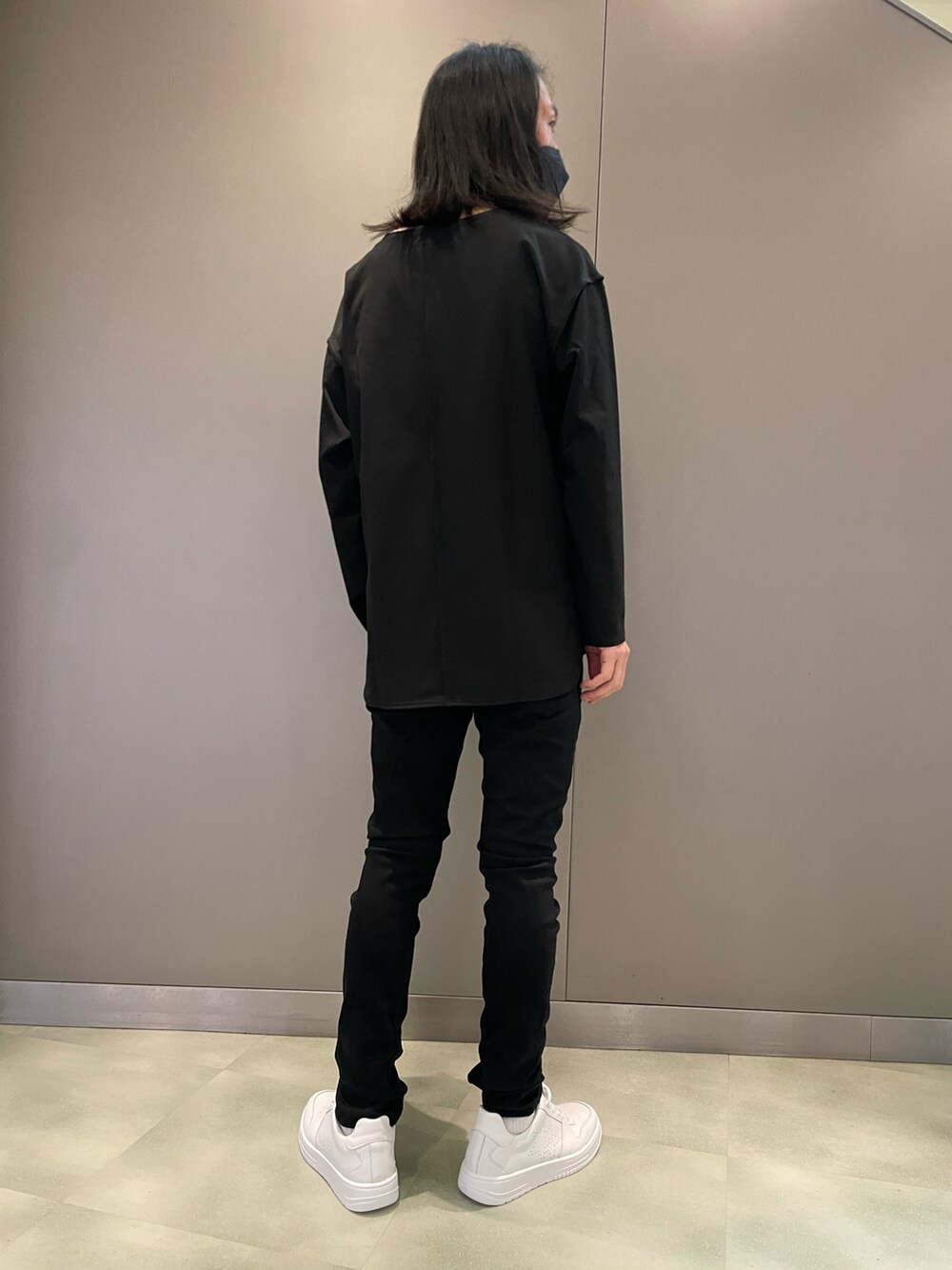 ブラック系のTシャツ/カットソー、ブラック系のパンツ、ホワイト系のスニーカーを着用したメンズの夏コーディネートの2枚目の写真