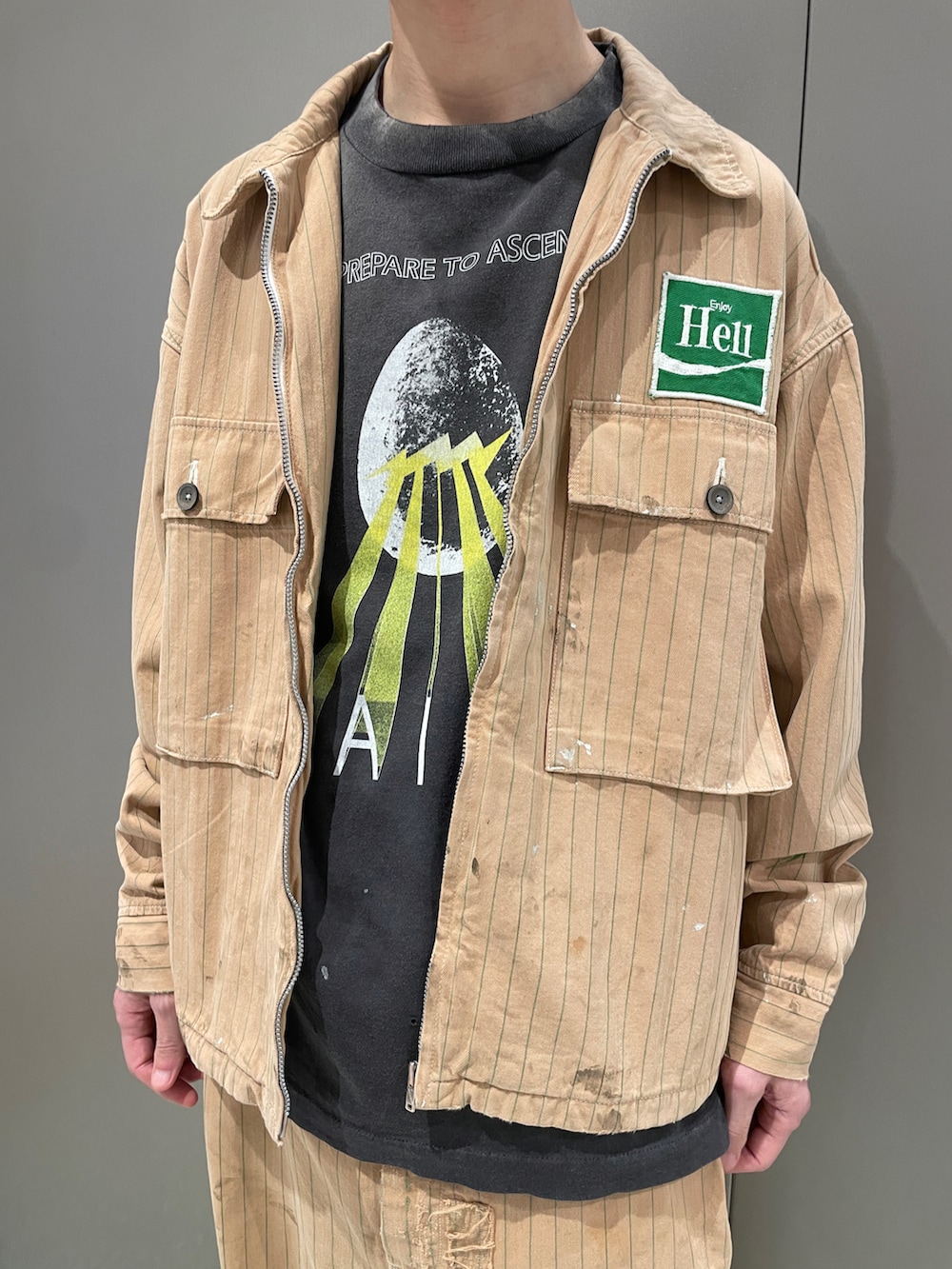 ブラック系のTシャツ/カットソー、ベージュ系のブルゾン、ベージュ系のパンツを着用したメンズの夏コーディネートの4枚目の写真