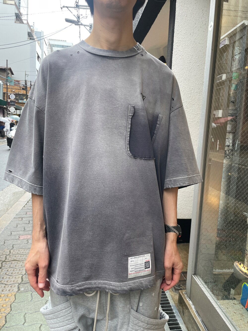ブラック系のTシャツ/カットソー、グレー系のスウェットパンツ、ブラック系のスニーカーを着用したメンズの夏コーディネートの4枚目の写真