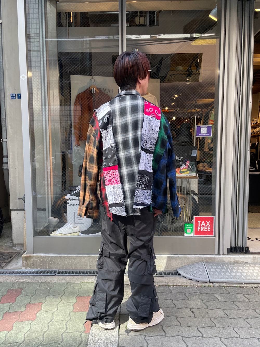 ブラック系のTシャツ/カットソー、その他のシャツ/ブラウス、ブラック系のカーゴパンツを着用したメンズの春コーディネートの3枚目の写真