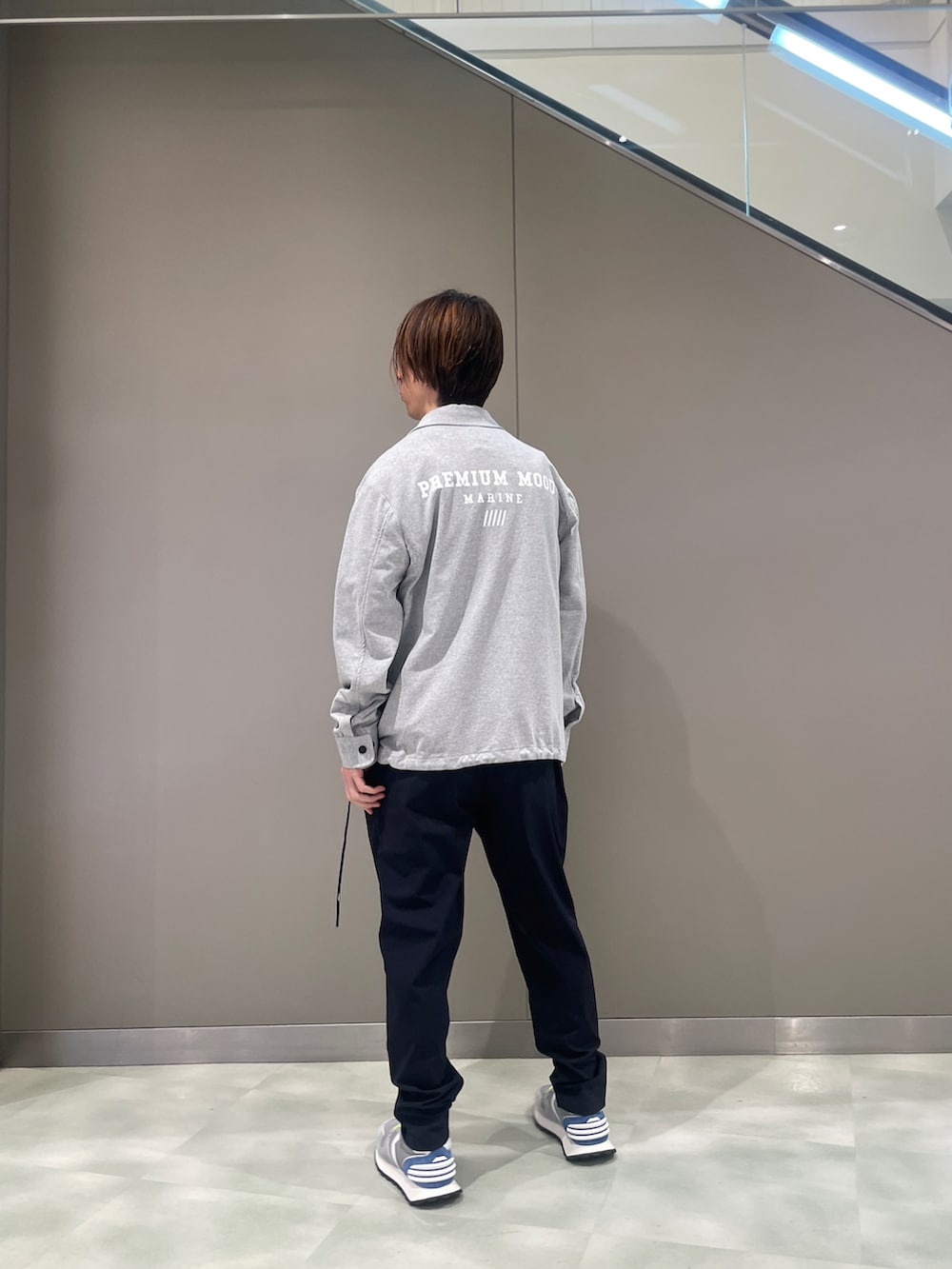 ホワイト系のTシャツ/カットソー、グレー系のトップス、ブルー系のその他パンツを着用したメンズの春コーディネートの3枚目の写真