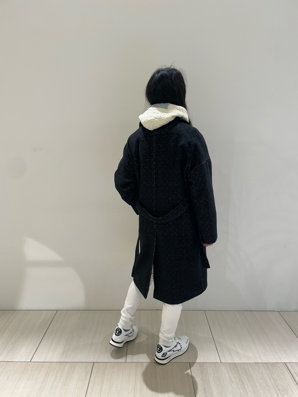 ブラック系のジャケット/アウター、ホワイト系のパーカー、ホワイト系のデニムパンツを着用したメンズの冬コーディネートの2枚目の写真