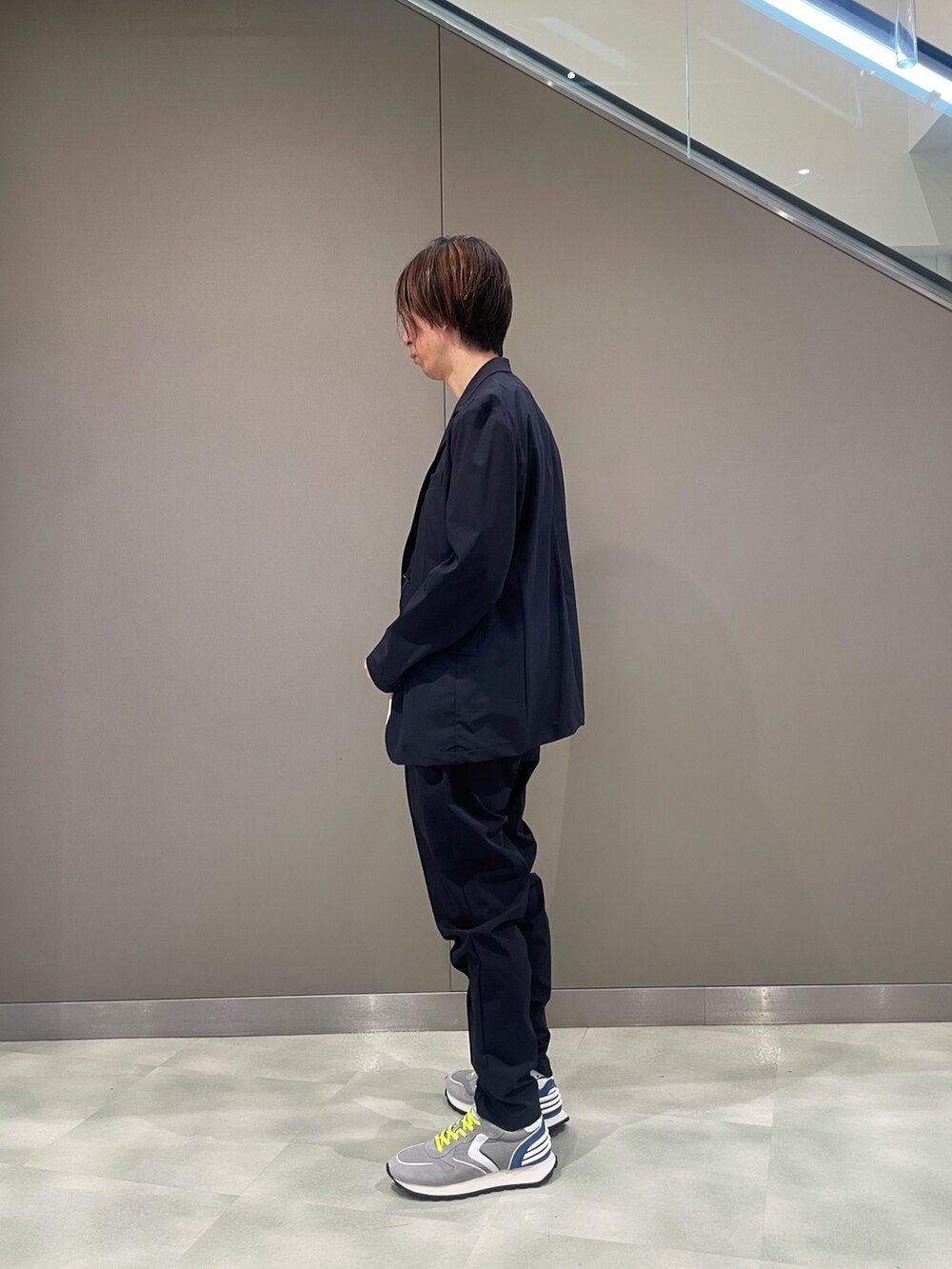 ブルー系のテーラードジャケット、ホワイト系のTシャツ/カットソー、ブルー系のその他パンツを着用したメンズの春コーディネートの3枚目の写真