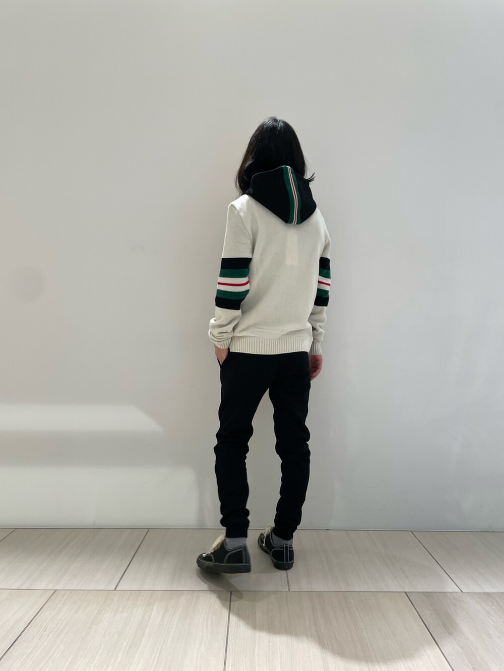 ブラック系のパーカー、ブラック系のその他パンツ、ブラック系のスニーカーを着用したメンズの秋コーディネートの2枚目の写真