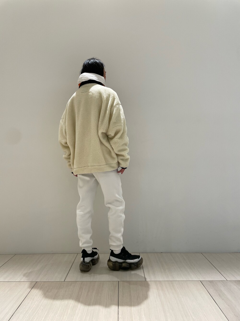 ホワイト系のブルゾン、ホワイト系のパーカー、ホワイト系のスウェットパンツを着用したメンズの秋コーディネートの3枚目の写真