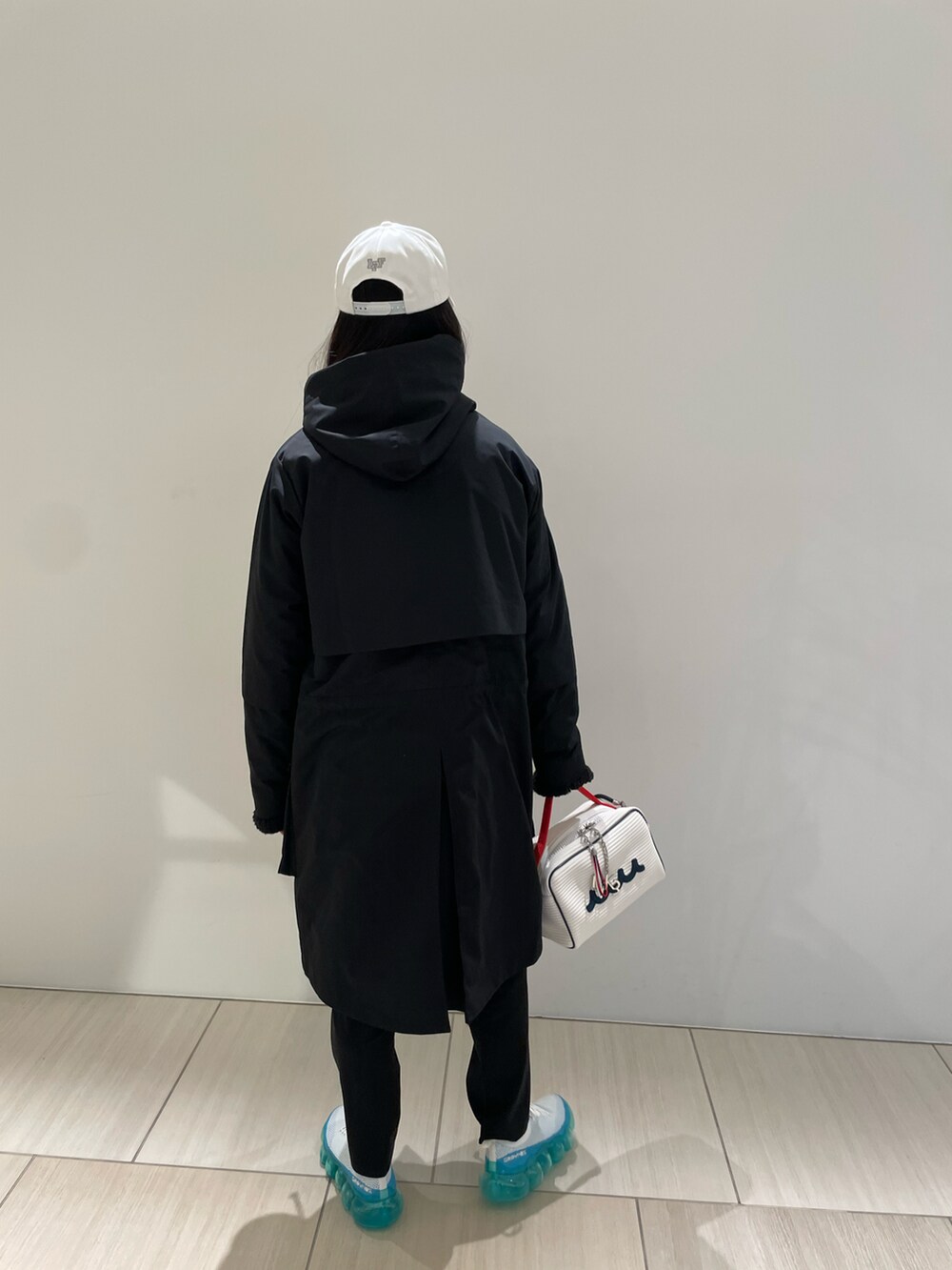 ブラック系のジャケット/アウター、ホワイト系のバッグ、ブルー系のスニーカーを着用したメンズの冬コーディネートの3枚目の写真