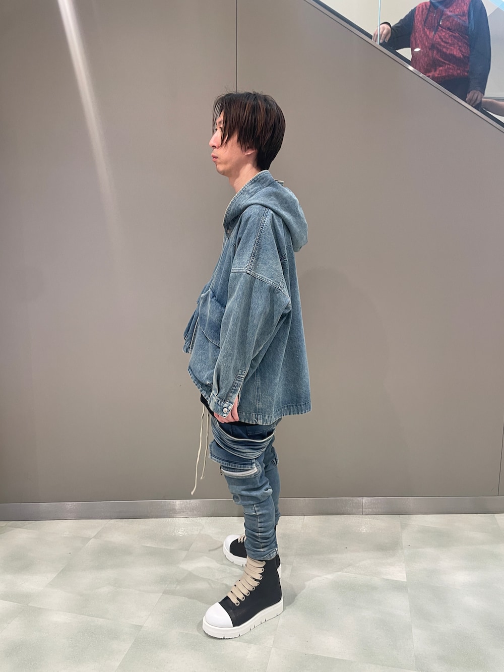 ブルー系のブルゾン、ブルー系のデニムパンツ、ブラック系のブーツを着用したメンズの夏コーディネートの2枚目の写真