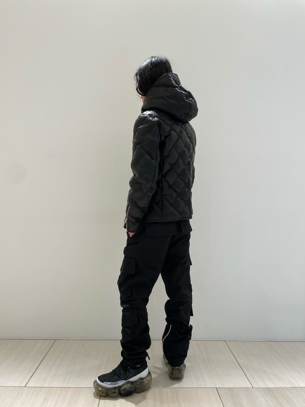 ブラック系のジャケット/アウター、ブラック系のカーゴパンツ、ブラック系のスニーカーを着用したメンズの秋コーディネートの2枚目の写真